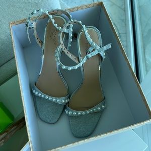 Jewel badgley mischka pearl heels